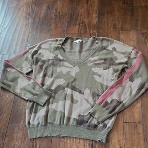 3/$15! Mystree Camouflage V-Neck Sweater with Maroon Accent On Sleeve Size Large